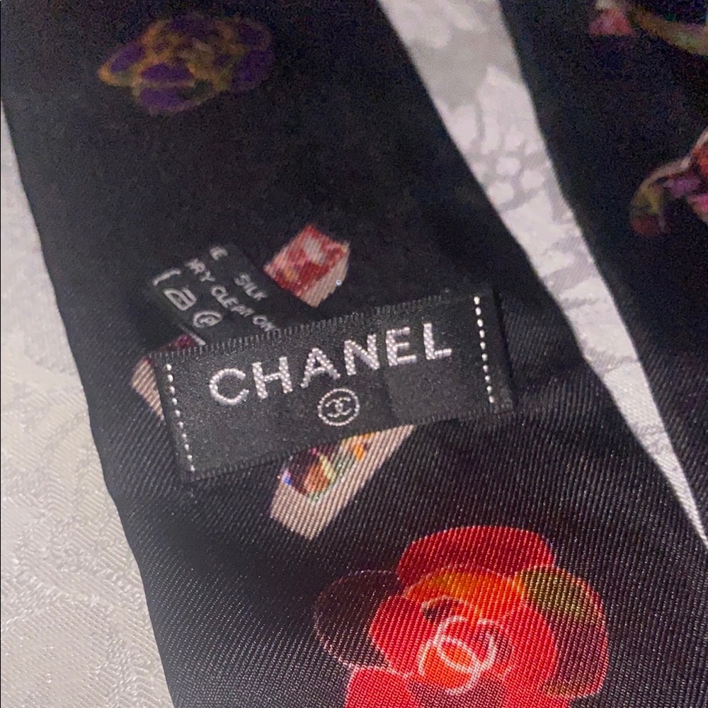 CHANEL
Silk Bandeau Scarf Black Multicolor
Designer Black and Pink Scarf in Box - Picture 5 of 7